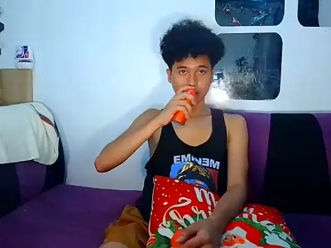 Snapshot of Asiantwink21 chatting on December 2025 01:11:01 AM Asiantwink21 online show from December 2025 01:11:01 AM