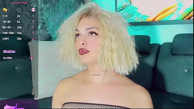 Emmaa Saenz  online show from November 2025 09:26:02 PM