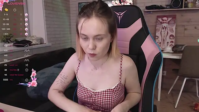 Snapshot of lucy_mirror chatting on November 2025 08:32:01 PM lucy mirror online show from November 2025 08:32:01 PM