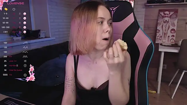 Snapshot of lucy_mirror chatting on November 2025 08:30:01 PM lucy mirror online show from November 2025 08:30:01 PM