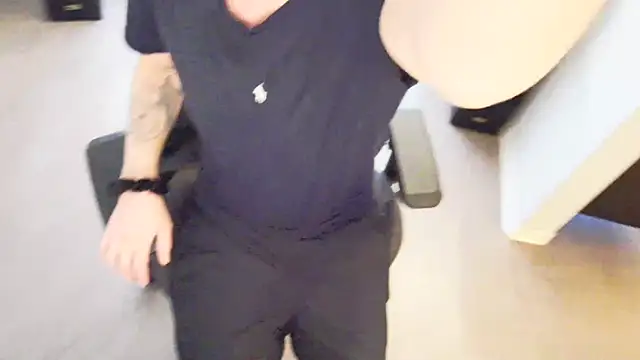 Snapshot of Hot_ToyBoy6974 chatting on December 2024 12:12:01 PM Hot ToyBoy6974 online show from December 2024 12:12:01 PM