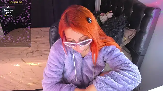 Snapshot of Violetaarey chatting on April 2026 01:42:02 AM Violetaarey online show from April 2026 01:42:02 AM