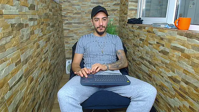 Snapshot of AndrewBanner chatting on January 2025 04:47:01 AM AndrewBanner online show from January 2025 04:47:01 AM