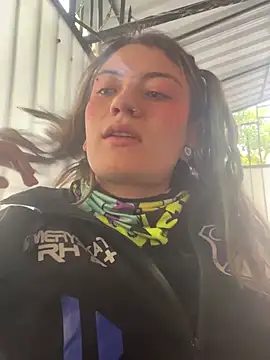 Snapshot of Broklinwhite_ chatting on June 2026 01:04:01 PM Broklinwhite online show from June 2026 01:04:01 PM