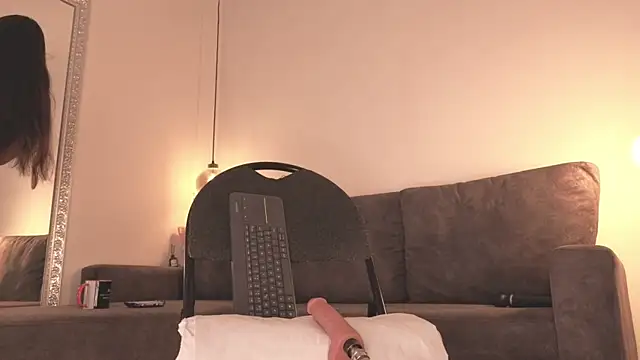 Isabella francoo online show from December 2025 12:02:02 PM