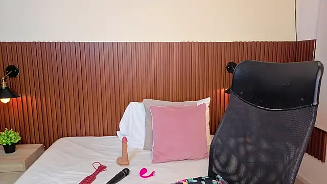 chanel brunette online show from February 2026 12:12:01 PM