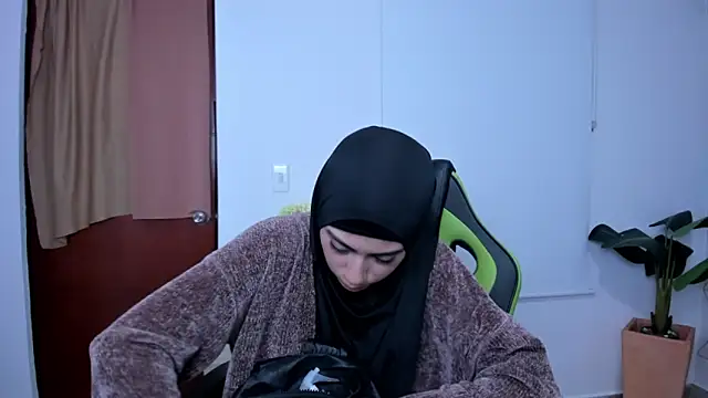 chaymae nah  online show from March 2025 08:01:02 PM