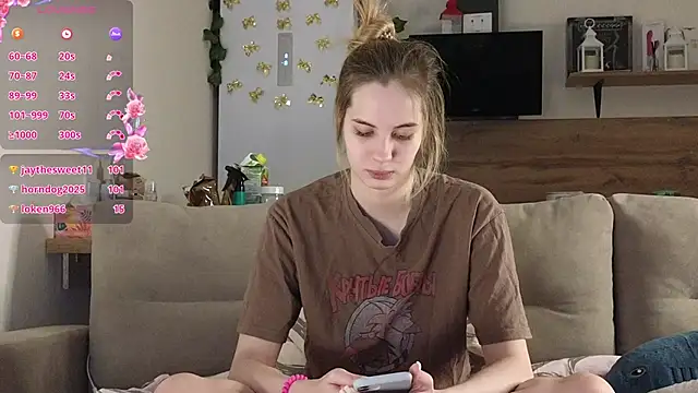 Snapshot of Girl_alone_home chatting on February 2025 06:24:02 PM Girl alone home online show from February 2025 06:24:02 PM