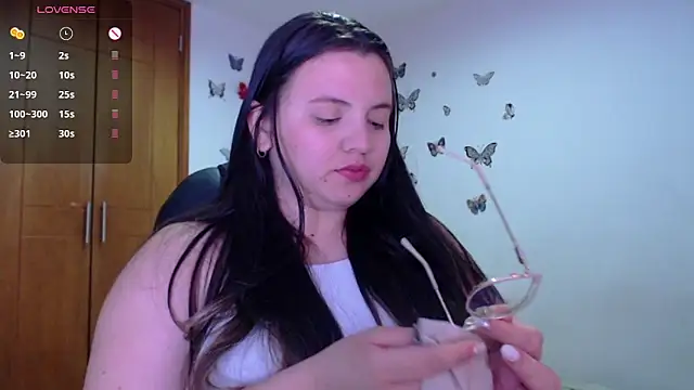 Snapshot of Sarahros1 chatting on January 2025 02:57:01 AM Sarahros1 online show from January 2025 02:57:01 AM