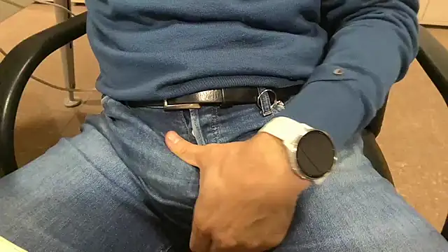 alessandroman2114 online show from November 2025 05:39:02 PM