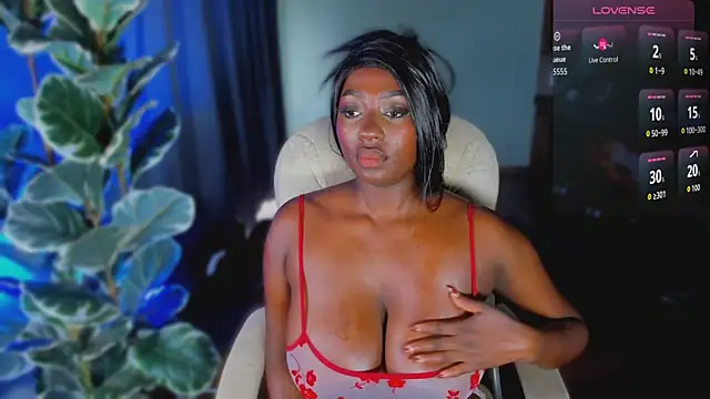 Snapshot of Almaahotxxx chatting on June 2026 02:05:02 PM Almaahotxxx online show from June 2026 02:05:02 PM