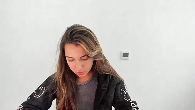 Summmmersky online show from November 2025 01:43:01 PM