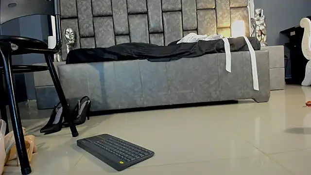 Snapshot of Matureyulyet chatting on February 2025 01:44:02 AM Matureyulyet online show from February 2025 01:44:02 AM