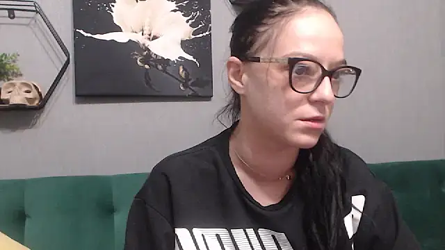Snapshot of IzabelllNoir chatting on February 2025 08:18:02 AM IzabelllNoir online show from February 2025 08:18:02 AM