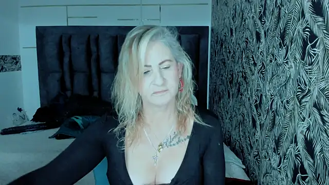 ScarletHoot  online show from September 2025 12:08:02 PM