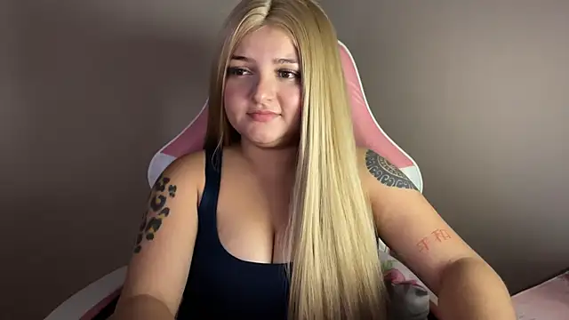 Snapshot of SweetPaige_ chatting on January 2025 11:36:02 PM SweetPaige online show from January 2025 11:36:02 PM