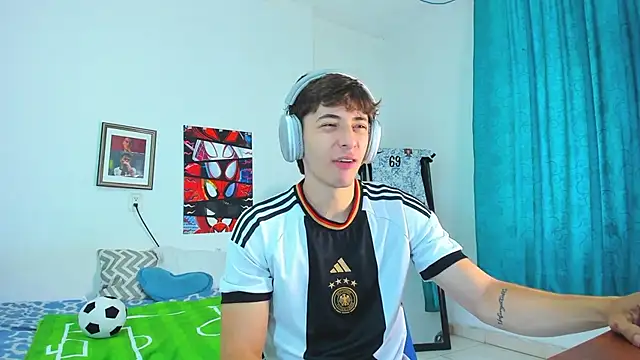 Snapshot of AlessandroDybala chatting on June 2026 12:18:01 PM AlessandroDybala online show from June 2026 12:18:01 PM