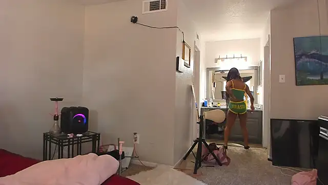 yiauana online show from November 2025 08:52:02 PM