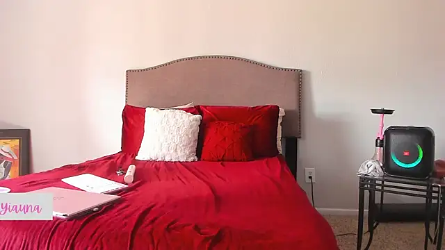 yiauana online show from November 2025 05:02:01 PM