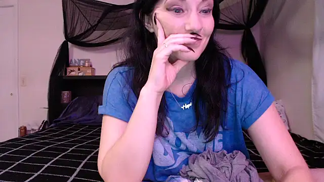 Snapshot of CrystalLakeXO chatting on June 2026 04:57:01 AM CrystalLakeXO online show from June 2026 04:57:01 AM