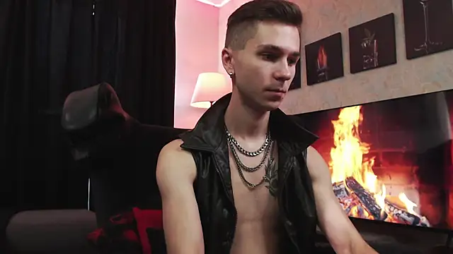 Joseph  Quinn online show from September 2025 08:25:02 AM