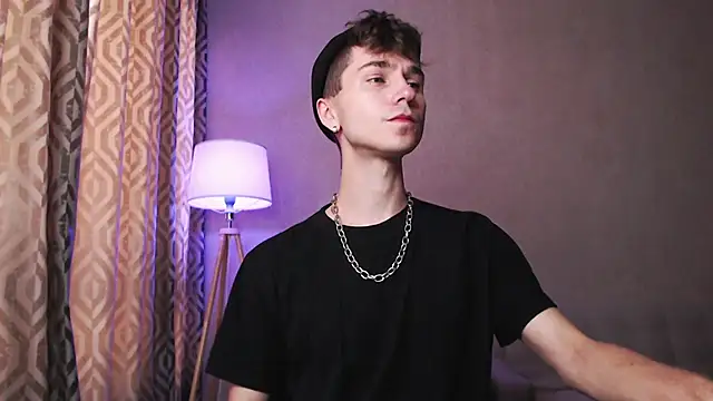 Joseph  Quinn online show from October 2025 03:59:02 AM