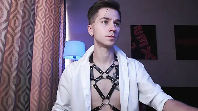 Joseph  Quinn online show from October 2025 04:02:02 AM