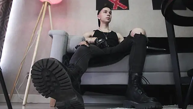 Joseph  Quinn online show from December 2025 07:25:01 AM