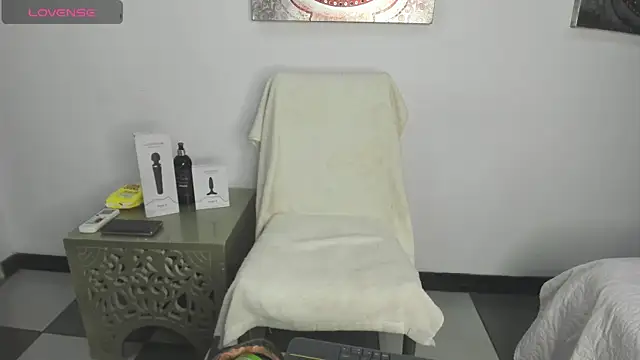 Snapshot of AnthonelaDuque chatting on January 2025 12:05:02 PM AnthonelaDuque online show from January 2025 12:05:02 PM