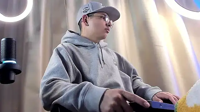 a lejandro 0 8 online show from February 2025 01:04:02 AM