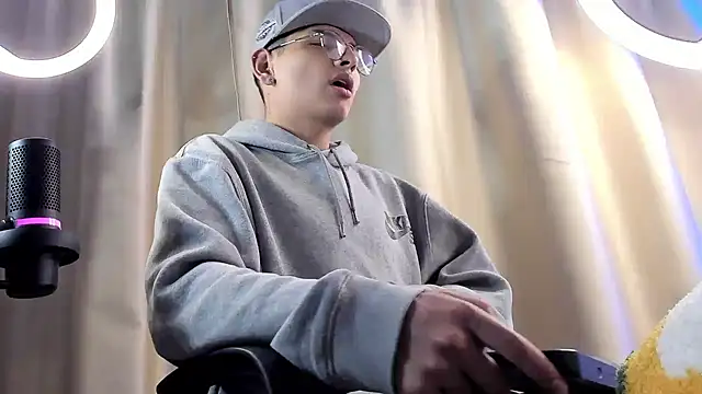 a lejandro 0 8 online show from February 2025 04:06:01 AM