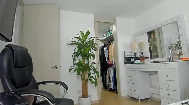 Snapshot of charlotte_tiller chatting on December 2024 11:44:02 PM charlotte tiller online show from December 2024 11:44:02 PM