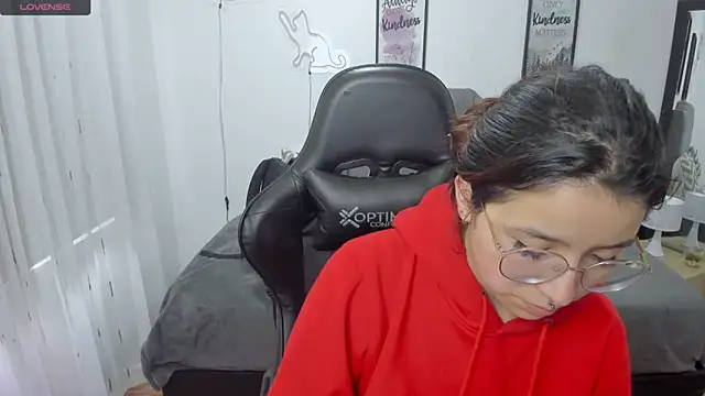 Amy joones online show from November 2025 12:38:01 PM