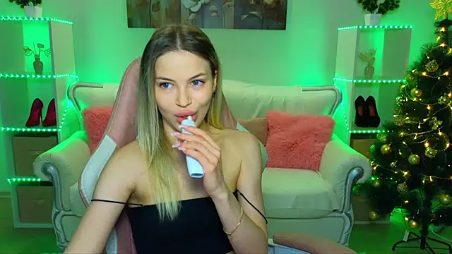 EmmyMills online show from December 2025 09:44:02 PM