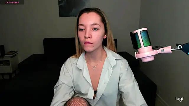 MiaThaine online show from December 2024 05:03:01 PM