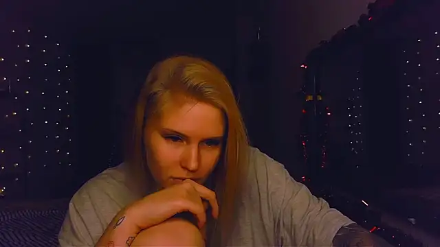 Snapshot of VoluptuousDreams chatting on December 2024 05:44:01 PM VoluptuousDreams online show from December 2024 05:44:01 PM