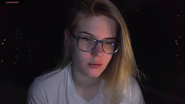 Snapshot of VoluptuousDreams chatting on January 2025 03:51:01 PM VoluptuousDreams online show from January 2025 03:51:01 PM