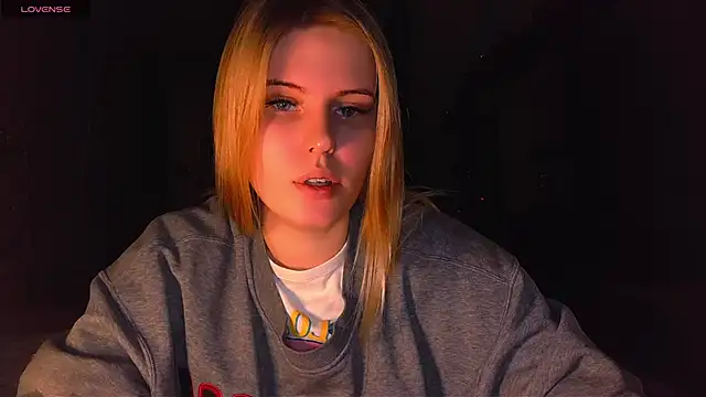 Snapshot of VoluptuousDreams chatting on February 2025 10:06:02 PM VoluptuousDreams online show from February 2025 10:06:02 PM