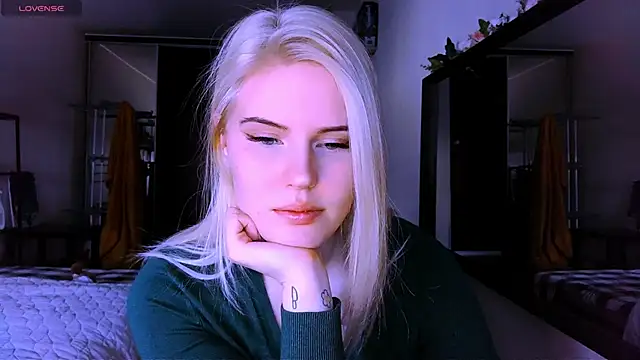 Snapshot of VoluptuousDreams chatting on March 2025 02:30:01 PM VoluptuousDreams online show from March 2025 02:30:01 PM