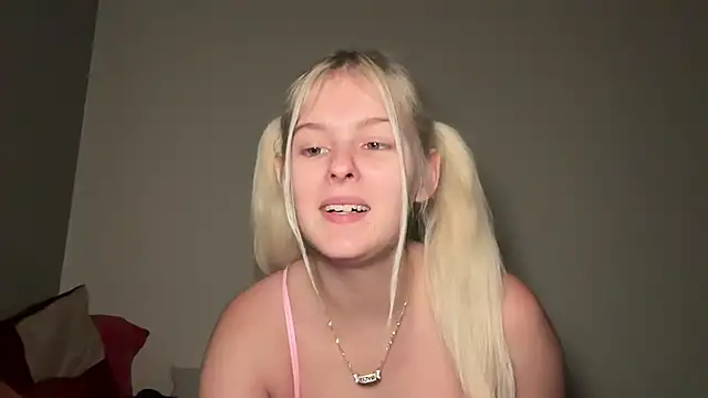 Snapshot of Allylove03 chatting on February 2025 06:59:02 PM Allylove03 online show from February 2025 06:59:02 PM