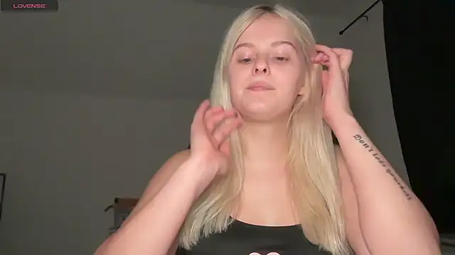 Snapshot of Allylove03 chatting on September 2025 05:57:02 PM Allylove03 online show from September 2025 05:57:02 PM