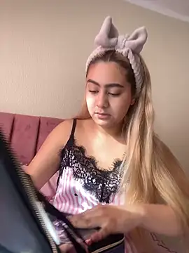 Miabonnett  online show from November 2025 12:27:01 PM