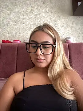 Miabonnett  online show from April 2026 07:07:02 PM