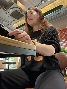 Emily 9xx online show from November 2025 02:01:02 AM