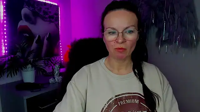 HelenLuxx online show from February 2026 02:21:01 PM