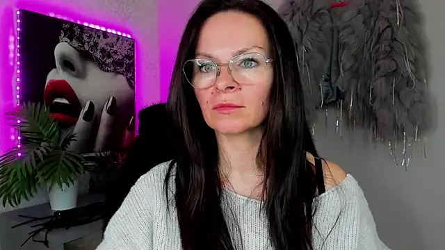 HelenLuxx online show from April 2026 03:12:01 PM