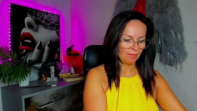 HelenLuxx online show from July 2026 12:33:01 PM