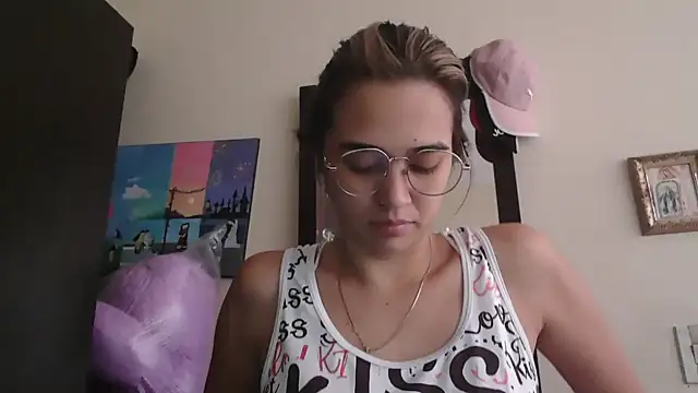 Snapshot of trianabell chatting on April 2026 04:10:02 PM trianabell online show from April 2026 04:10:02 PM