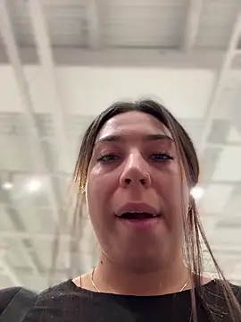 Snapshot of KimArts chatting on December 2025 06:57:02 PM KimArts online show from December 2025 06:57:02 PM