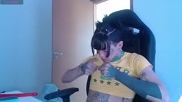 charlotbelucci  online show from October 2025 01:40:02 PM